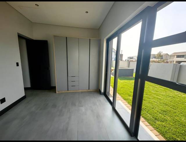 5 BEDROOM HOUSE FOR SALE IN MIDSTREAM HEIGHTS